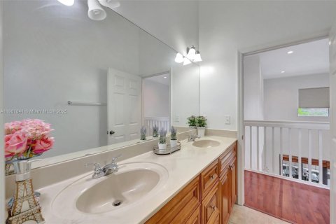 House in Miami, Florida 4 bedrooms, 257.99 sq.m. № 2012871 - photo 29