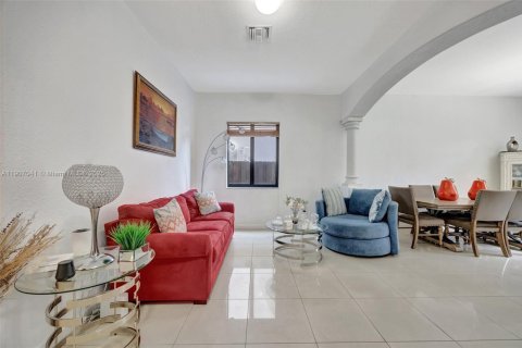 House in Miami, Florida 4 bedrooms, 257.99 sq.m. № 2012871 - photo 13