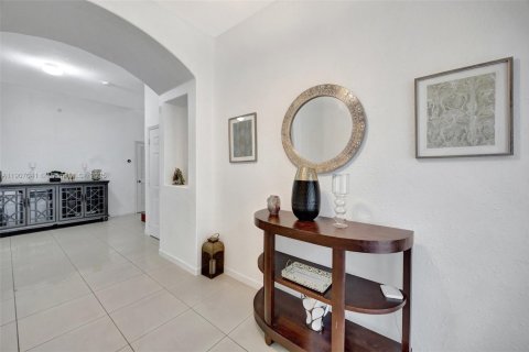 House in Miami, Florida 4 bedrooms, 257.99 sq.m. № 2012871 - photo 11