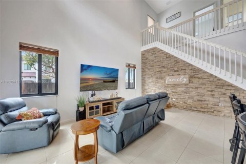 House in Miami, Florida 4 bedrooms, 257.99 sq.m. № 2012871 - photo 24