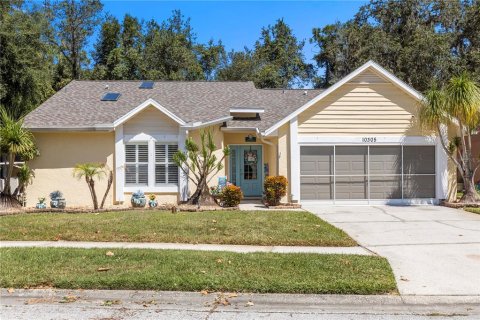 House in New Port Richey, Florida 3 bedrooms, 154.59 sq.m. № 1898744 - photo 1