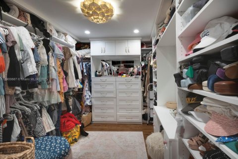 House in Miami, Florida 3 bedrooms, 258.08 sq.m. № 2016055 - photo 22