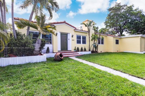House in Miami, Florida 3 bedrooms, 258.08 sq.m. № 2016055 - photo 1