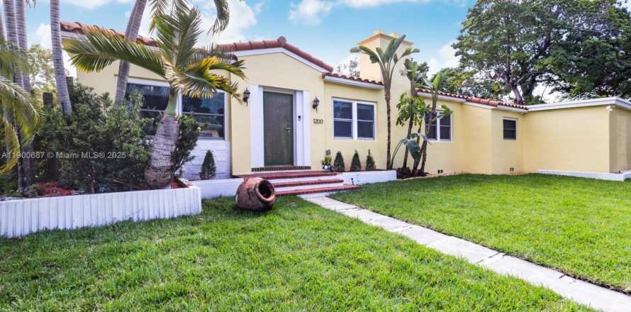 House in Miami, Florida 3 bedrooms, 258.08 sq.m. № 2016055