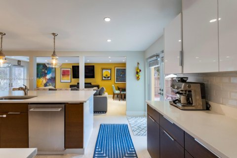 House in Miami, Florida 3 bedrooms, 258.08 sq.m. № 2016055 - photo 14