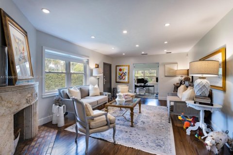 House in Miami, Florida 3 bedrooms, 258.08 sq.m. № 2016055 - photo 2