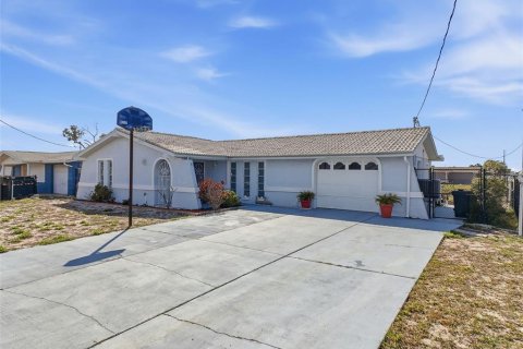 House in Hudson, Florida 2 bedrooms, 102.01 sq.m. № 2144312