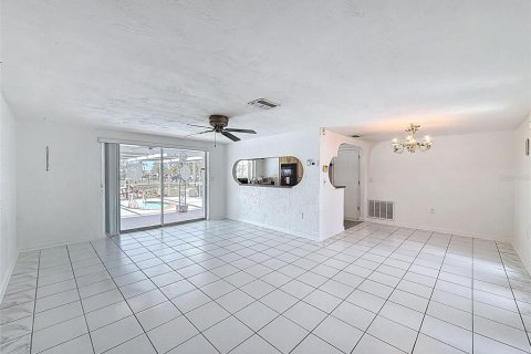 House in Hudson, Florida 2 bedrooms, 102.01 sq.m. № 2144312 - photo 12