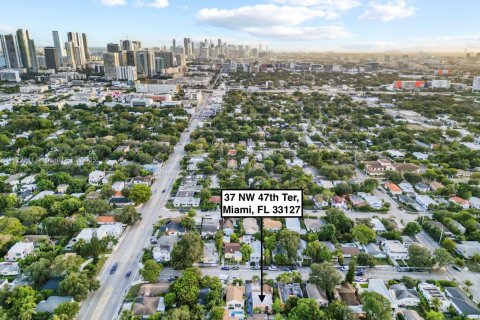 Casa en venta en Miami, Florida, 5 dormitorios, 217.95 m2 № 1976155 - foto 3