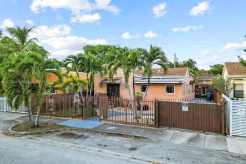 Casa en venta en Miami, Florida, 5 dormitorios, 217.95 m2 № 1976155 - foto 7