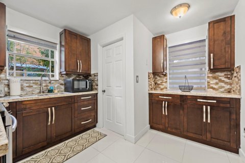 Casa en venta en Miami, Florida, 5 dormitorios, 217.95 m2 № 1976155 - foto 21