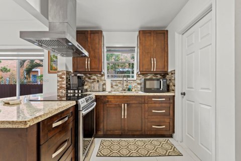 Casa en venta en Miami, Florida, 5 dormitorios, 217.95 m2 № 1976155 - foto 22