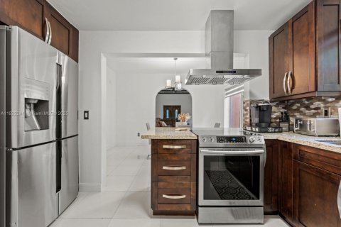 Casa en venta en Miami, Florida, 5 dormitorios, 217.95 m2 № 1976155 - foto 23