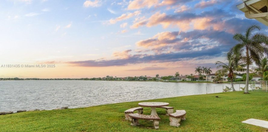 Casa en Pembroke Pines, Florida 4 dormitorios, 222.22 m2 № 1823512