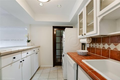 Condo in Coral Gables, Florida, 2 bedrooms  № 2040917 - photo 11