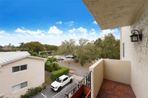 Condo in Coral Gables, Florida, 2 bedrooms  № 2040917 - photo 21