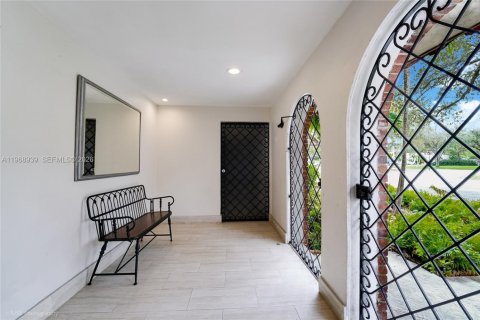 Condo in Coral Gables, Florida, 2 bedrooms  № 2040917 - photo 25