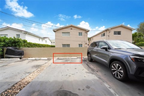 Condo in Coral Gables, Florida, 2 bedrooms  № 2040917 - photo 30