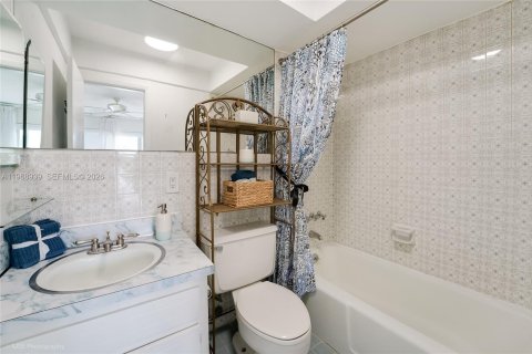 Condo in Coral Gables, Florida, 2 bedrooms  № 2040917 - photo 15