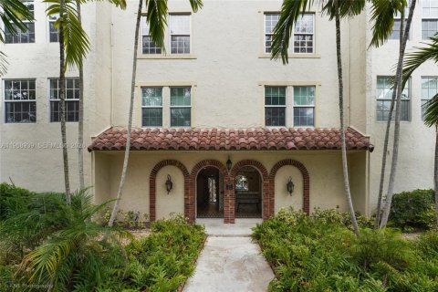 Condo in Coral Gables, Florida, 2 bedrooms  № 2040917 - photo 27