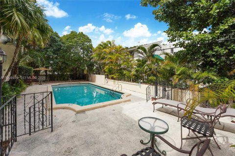 Condo in Coral Gables, Florida, 2 bedrooms  № 2040917 - photo 24