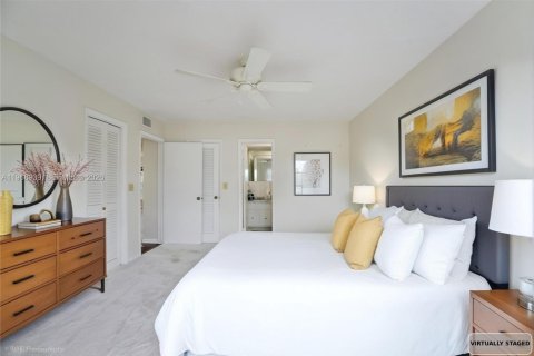 Condo in Coral Gables, Florida, 2 bedrooms  № 2040917 - photo 12