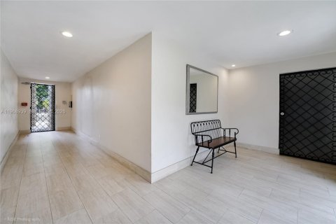 Condo in Coral Gables, Florida, 2 bedrooms  № 2040917 - photo 26