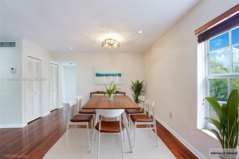 Condo in Coral Gables, Florida, 2 bedrooms  № 2040917 - photo 3