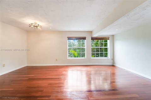 Condo in Coral Gables, Florida, 2 bedrooms  № 2040917 - photo 2