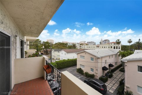 Condo in Coral Gables, Florida, 2 bedrooms  № 2040917 - photo 22