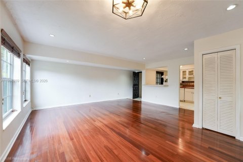 Condo in Coral Gables, Florida, 2 bedrooms  № 2040917 - photo 6