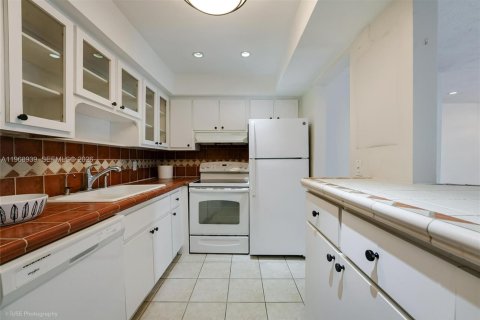 Condo in Coral Gables, Florida, 2 bedrooms  № 2040917 - photo 9