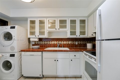 Condo in Coral Gables, Florida, 2 bedrooms  № 2040917 - photo 10