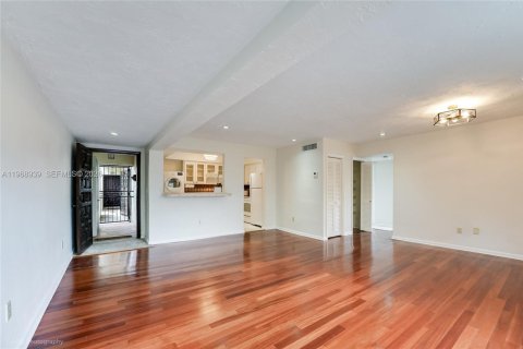 Condo in Coral Gables, Florida, 2 bedrooms  № 2040917 - photo 7