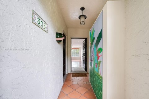 Condo in Coral Gables, Florida, 2 bedrooms  № 2040917 - photo 23