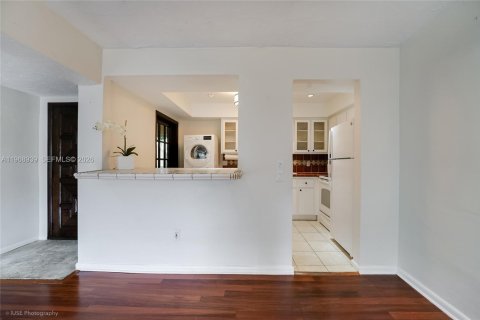 Condo in Coral Gables, Florida, 2 bedrooms  № 2040917 - photo 8