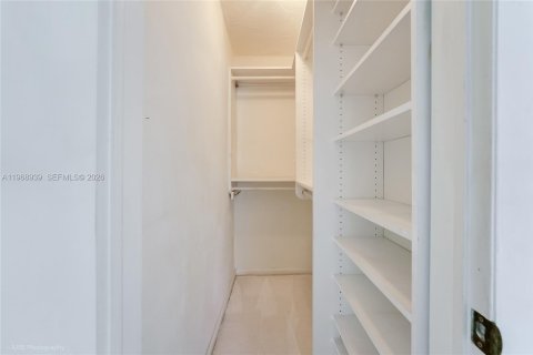 Condo in Coral Gables, Florida, 2 bedrooms  № 2040917 - photo 16