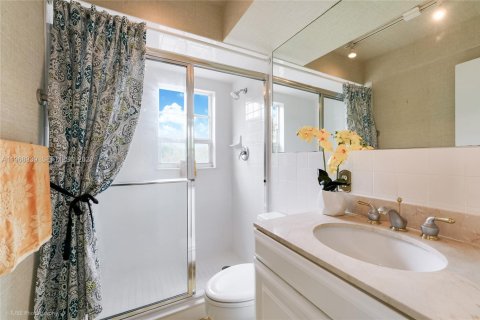 Condo in Coral Gables, Florida, 2 bedrooms  № 2040917 - photo 20