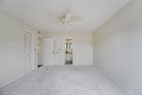 Condo in Coral Gables, Florida, 2 bedrooms  № 2040917 - photo 13