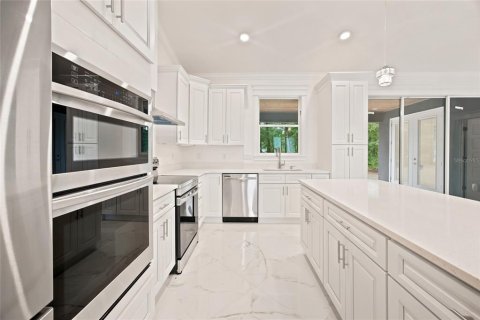 House in Ocala, Florida 4 bedrooms, 250.84 sq.m. № 2420458 - photo 14