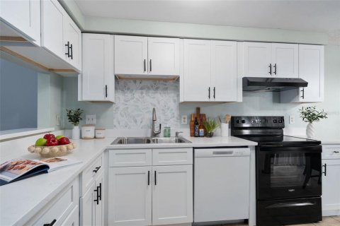 Townhouse in Casselberry, Florida 2 bedrooms, 120.4 sq.m. № 2337215 - photo 13