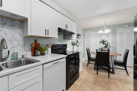 Townhouse in Casselberry, Florida 2 bedrooms, 120.4 sq.m. № 2337215 - photo 12