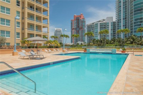 Condo in Miami Beach, Florida, 2 bedrooms  № 2076065 - photo 15