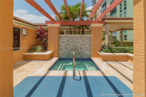 Condo in Miami Beach, Florida, 2 bedrooms  № 2076065 - photo 16