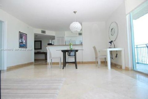Condo in Miami Beach, Florida, 2 bedrooms  № 2076065 - photo 2