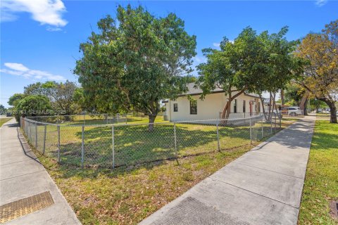 Снять в аренду виллу или дом в Халландейл-Бич, Флорида 3 спальни, 122.07м2, № 1987965 - фото 29