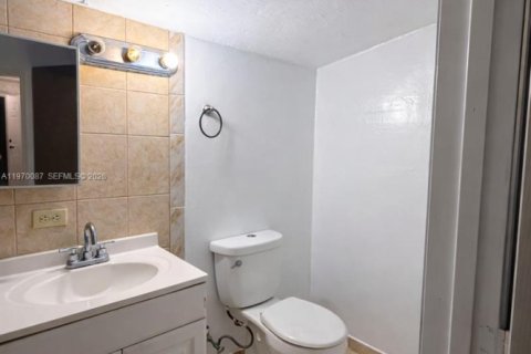 Condominio en alquiler en Miami Gardens, Florida, 1 dormitorio, 202.99 m2 № 2030833 - foto 2