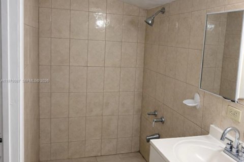 Condominio en alquiler en Miami Gardens, Florida, 1 dormitorio, 202.99 m2 № 2030833 - foto 3