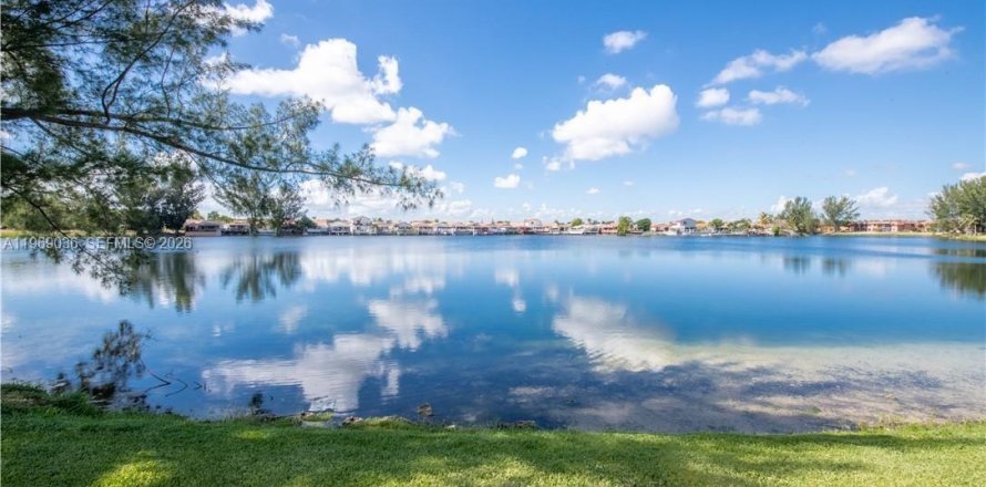 Кондоминиум с 2 спальнями в Хайалиа, Флорида № 2032405