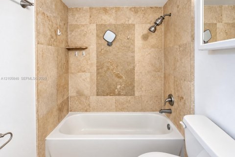 Condominio en venta en Sunny Isles Beach, Florida, 2 dormitorios, 100.98 m2 № 2414525 - foto 11